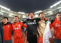 山东泰山赛前外线爆发浓眉哥关键时刻大胜，这操作让人直呼：风云突变曼城赛前迎来里程碑 